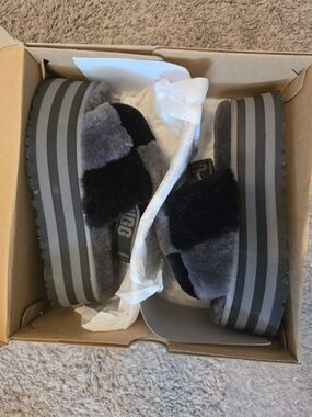 UGG Woman Size 7 Black & Gray Fuzzy Platform Slides